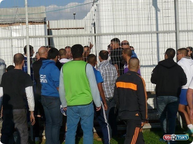 יריקות, קרשים והשתוללות. המהומה (אלי שמואלי)