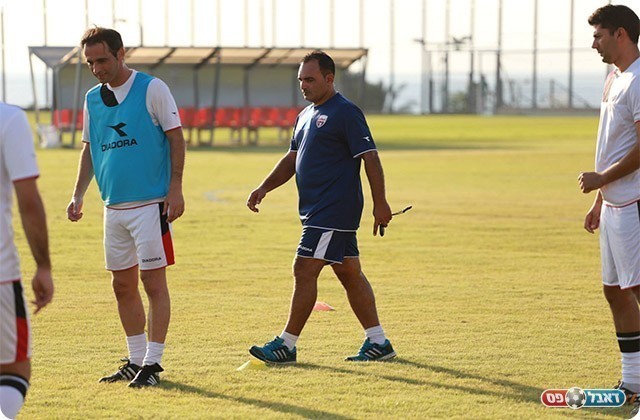 מאמן הקבוצה. חנא פרהוד (קובי פורטל)