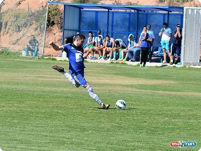 בועט את הכדור (ארנון לוי)