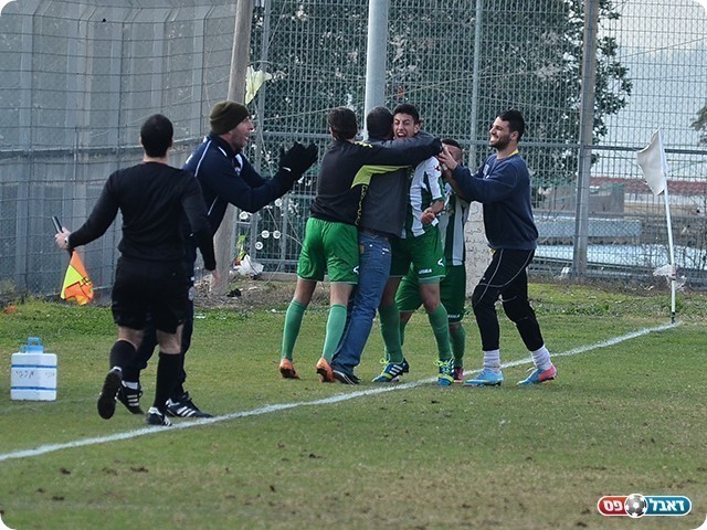 רוקן מוקף בשחקני דליה
