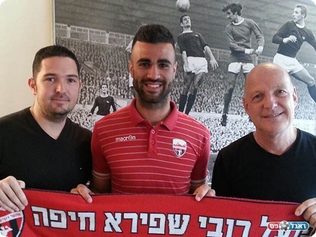 רז רחמים במעמד החתימה (דף הפייסבוק הרשמי)