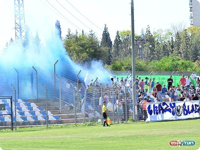 רימון העשן שצובע את היציע (ארנון לוי)