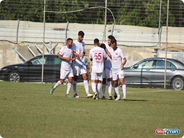 חגיגה ביתית. שחקני רעננה חוגגים כיבוש שער (דאפר מאחמיד)