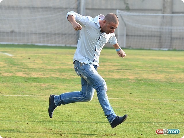 תמונה אחת שווה אלף מילים, מאמן מגדל העמק רפי בוסקילה (צילום: ארנון לוי)