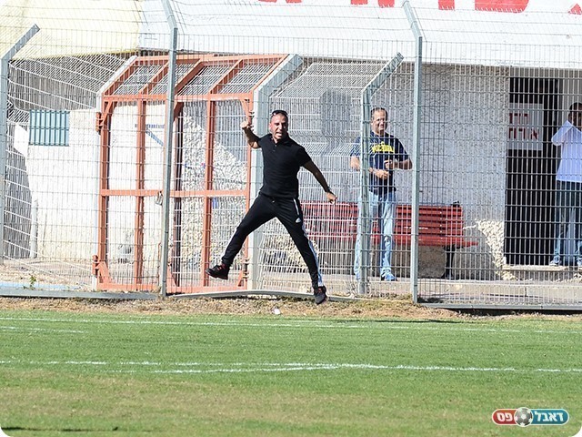 מאמן מגדל העמק רפי בוסקילה בריצה לאחר שריקת הסיום (צילום: ארנון לוי)