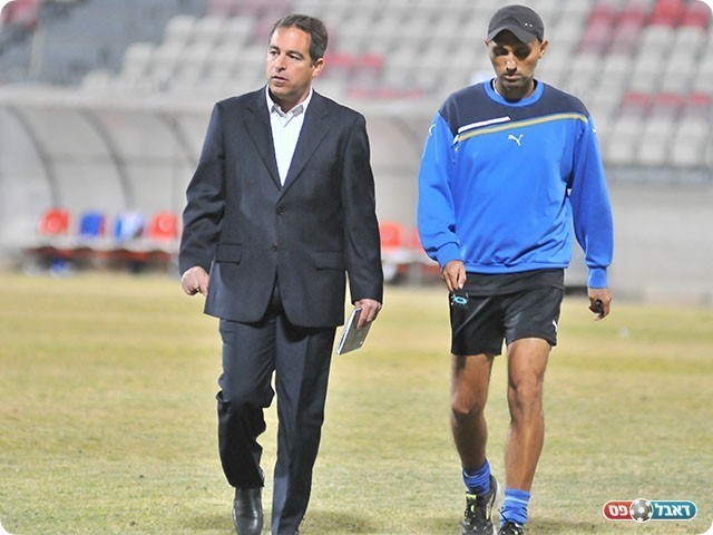 להוריד בפניו את הכובע, מאמן עפולה ירון הוכנבוים (צילום: ארנון לוי)