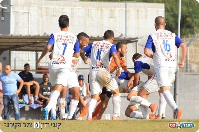 עזריה כובש שער נפלא, ומקבל חיבוקים מהחברים (קובי רוזן)