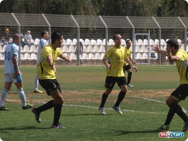 יגמרו למרמורק את העונה? אלירז שוורץ מבית"ר פ"ת משמאל (אלון יהודיוף)