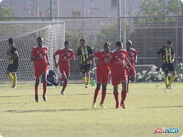 שחקני חדרה חוגגים שוויון (בית"ר נהריה הפייסבוק הרשמי)