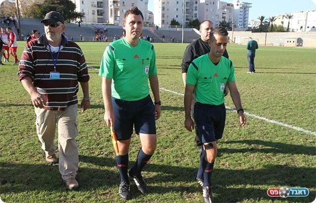 בן שוחט(מימין) שיפוט מעולה מלווה אותו מנהל האצטדיון והארוע יניב צרפתי(משמאל)