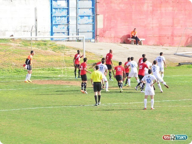 שחקני מגדל העמק והפועל דליה (צילום: איאן חמאדה)