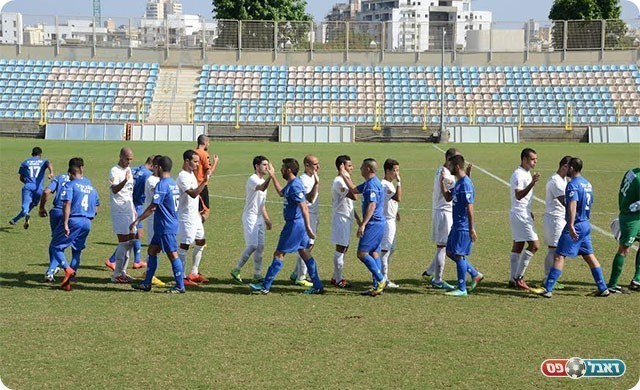 שחקני שתי הקבוצות בפתיחת המשחק (אמיר אזון)