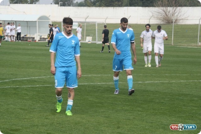 שחקני בית"ר נהריה יורדים מאוכזבים בסיום (מיכה פישנזון)