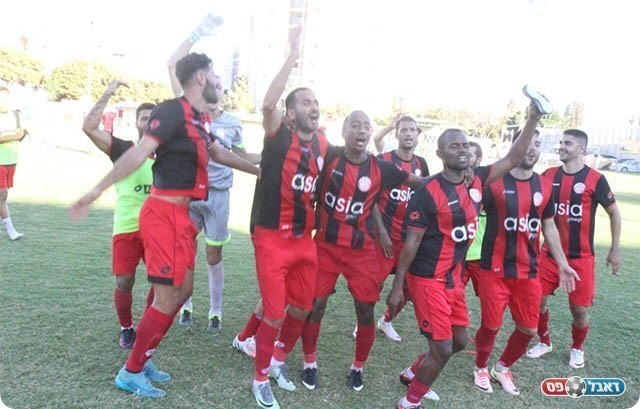 שחקני חדרה חוגגים מהפך (שלומי גבאי)