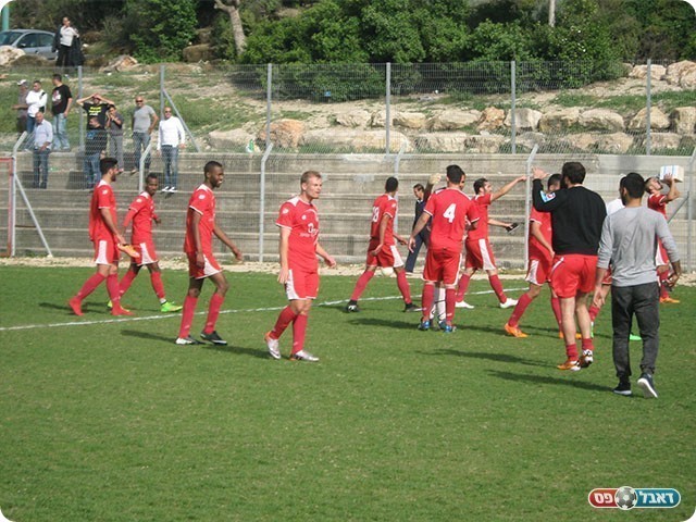 שמחים בסיום. שחקני חדרה (שי חדד)