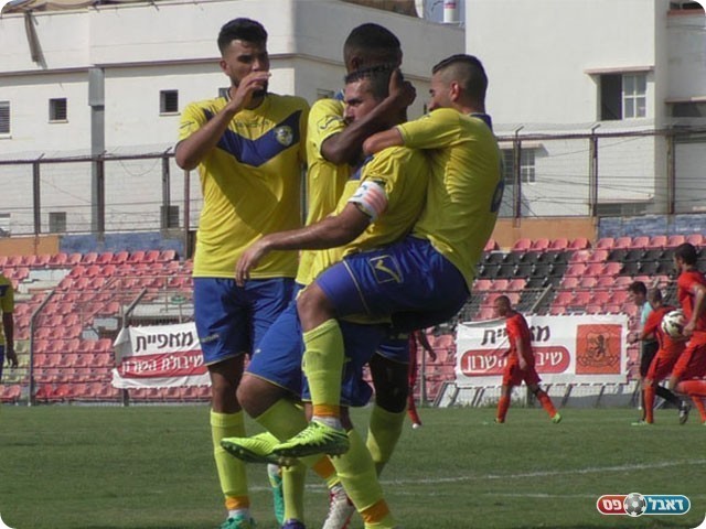 שחקני יבנה חוגגים