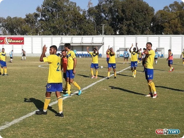 שחקני יבנה בסיום המשחק (אביחי דלאל)