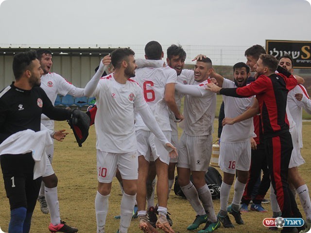 שחקני ירושלים חוגגים בסיום (דאפר מחאמיד)