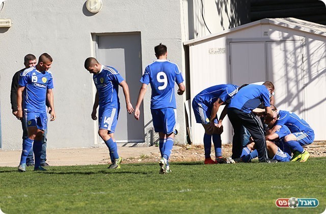 שחקני כרמיאל חוגגים (עדי מלול)