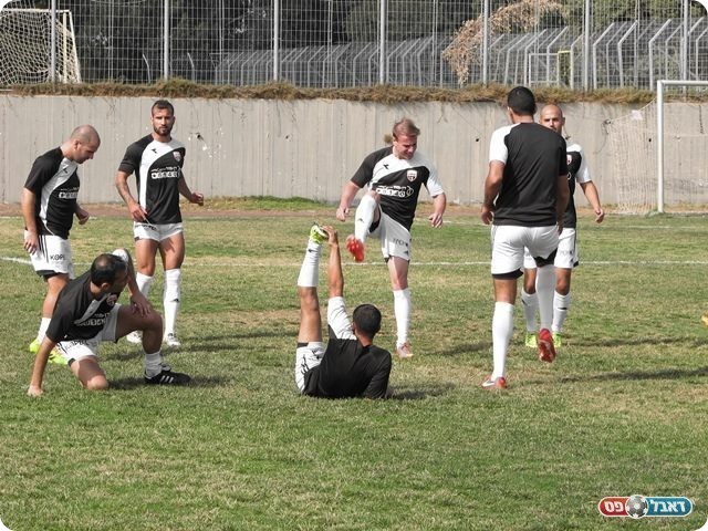 שחקני 'רובי' וכפיר לייבוביץ' אחד במרכז. שלושער לקשר (פייסבוק "עיר הפועלים")