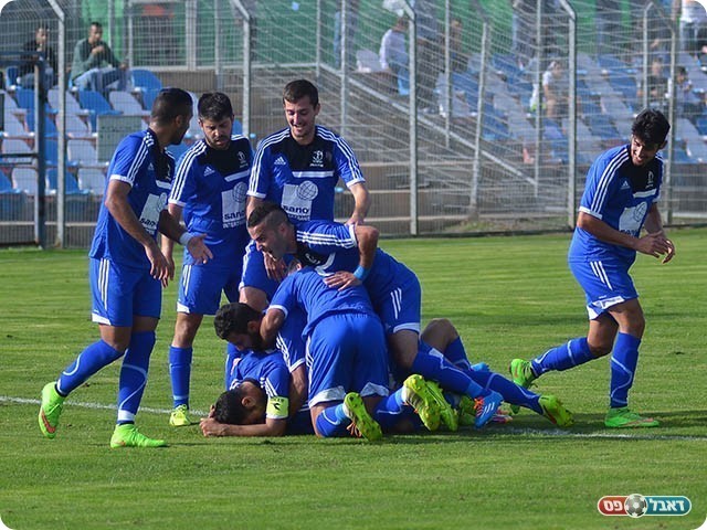 שחקני מגדל העמק חוגגים יחד עם אביב כהן (ארנון לוי)