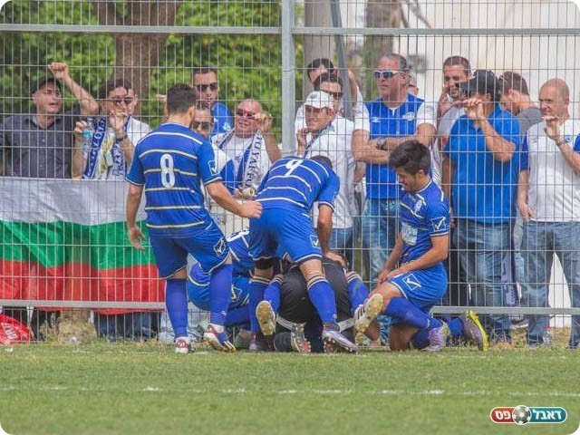 שחקני מחנה חוגגים את הראשון (רפי נחמיאס)