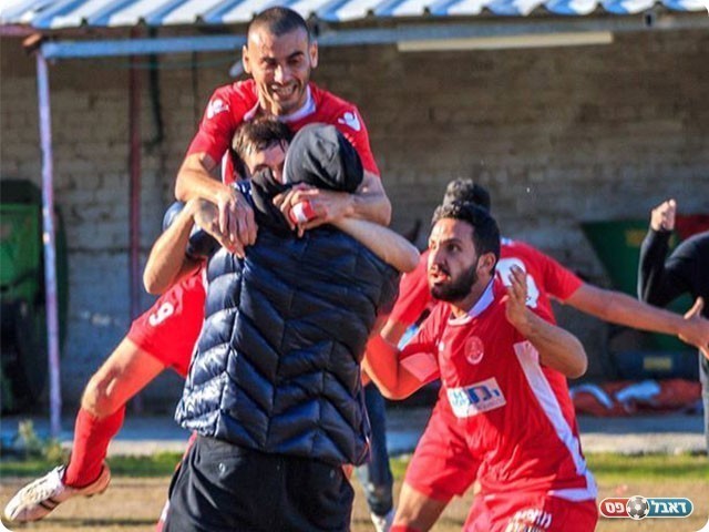 שחקני מרמורק חוגגים עם אייל גולן (יוסי סוריק)