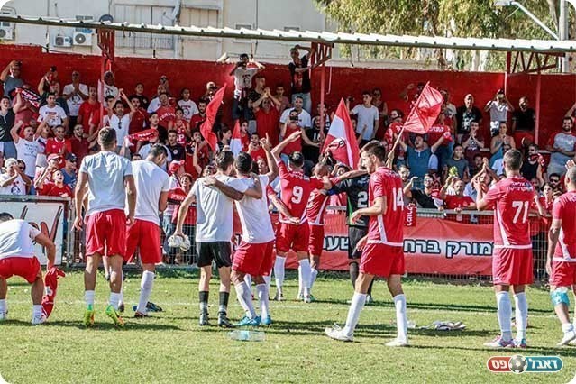 שחקני מרמורק חוגגים ניצחון ענק בבית (יוסי סוריק)