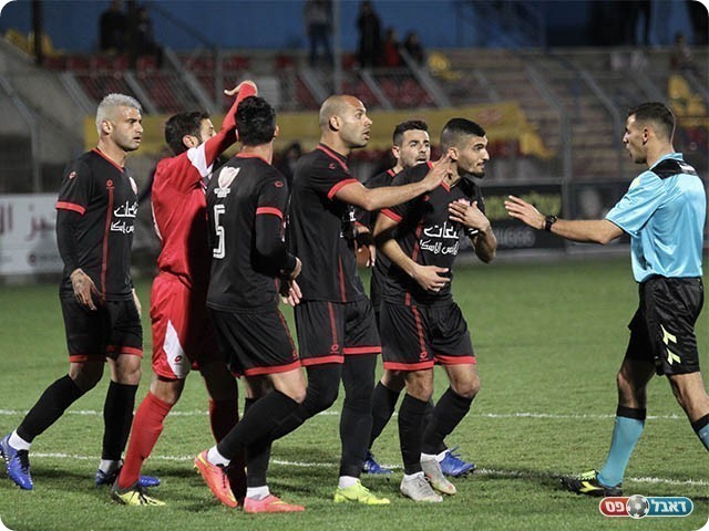 שחקני פאחם בדין ודברים עם השופט (דאפר מחאמיד)