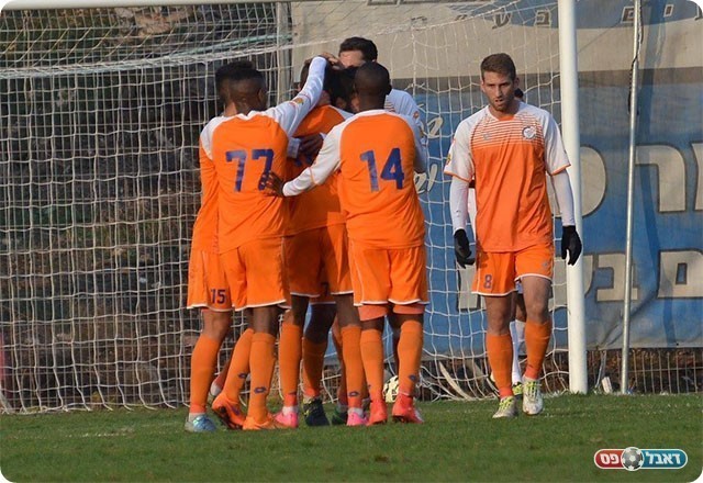 שחקני ראשון חוגגים בגרין (אבי רביבו, בסט בול)