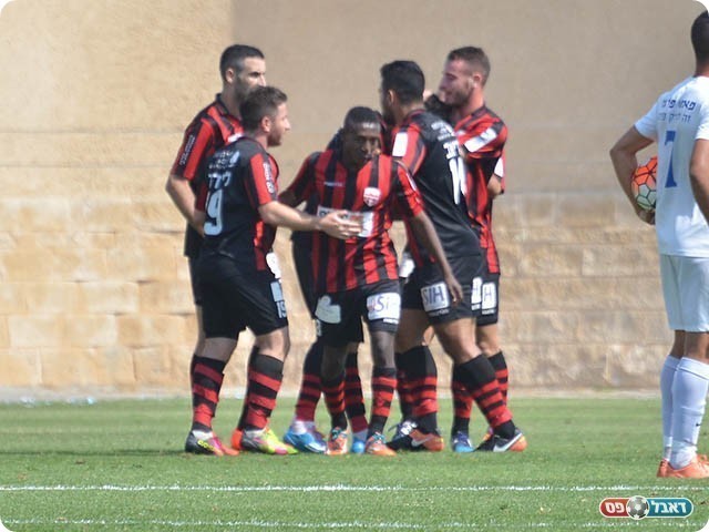 שחקני "רובי שפירא" מקיפים את מלסה כובש השער (אבי רביבו)