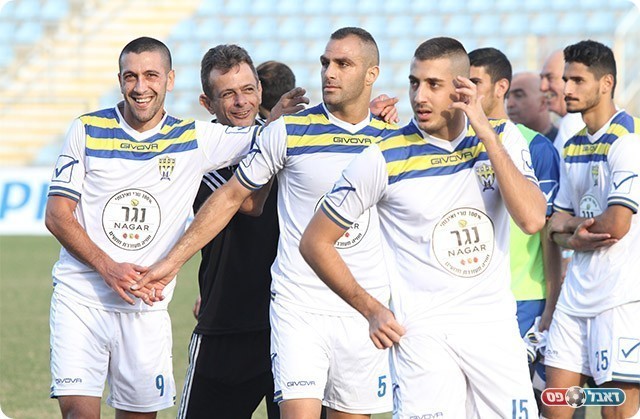 שחקני שיכון בסיום המשחק (דניאל סטרבורבדיס)