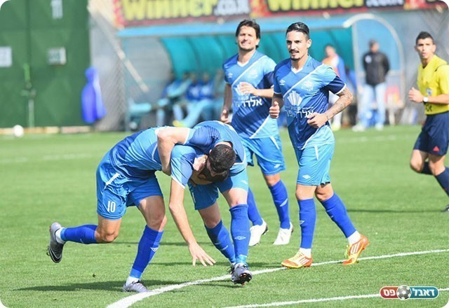 שחקני שעריים חוגגים עם גיל יצחק (רונלדי ברנשטיין)