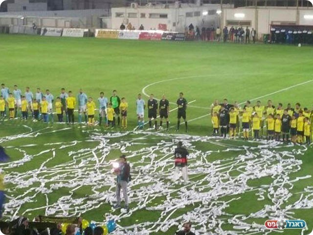 שחקני שתי הקבוצות לפני שריקת הפתיחה (מאור לוי)