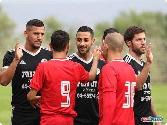 שחקני שתי הקבוצות לפני השריקה (נזיה סולטאן)