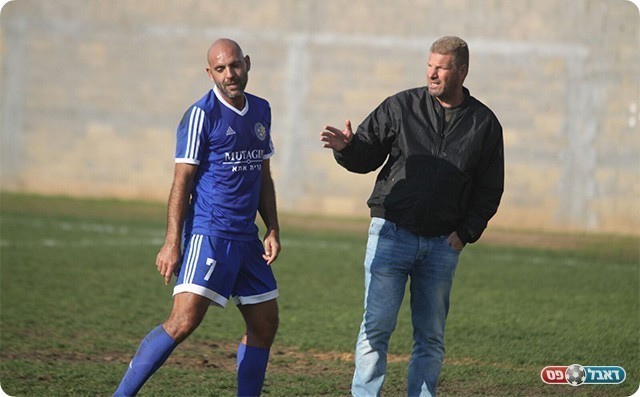 כובש השער יחד עם מאמנו (שלומי גבאי)