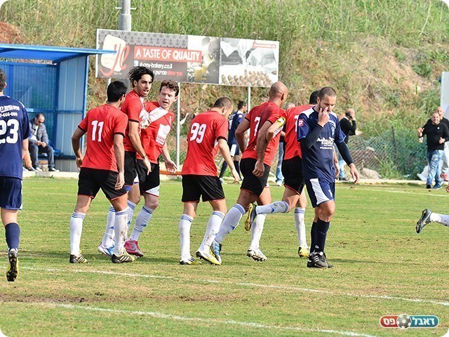 סימנטוב חוגג עם החברים (צילום: ארנון לוי)