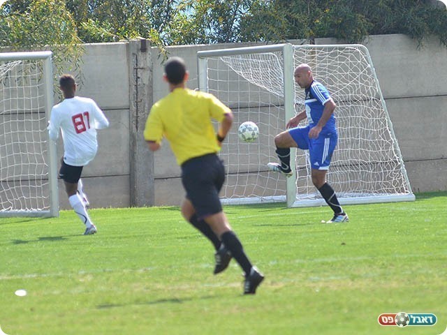 שחר מוסר בנגיעה (צילום: קובי פורטל)