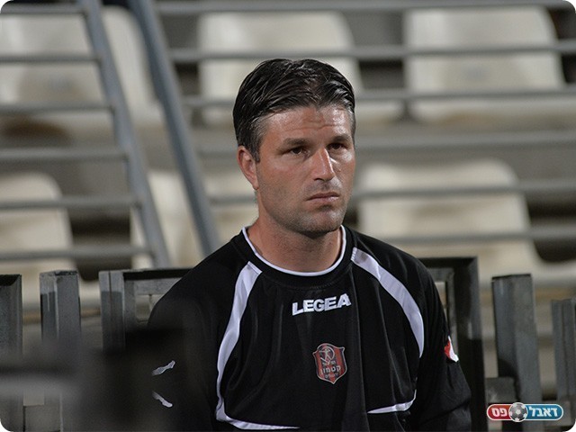 שי אהרון צפה מהיציע (ארנון לוי)