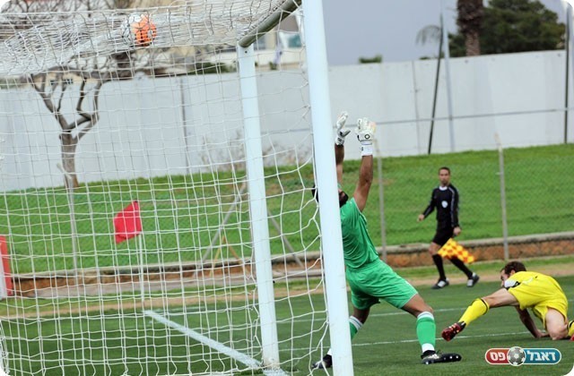 הכדור חודר לרשת העליונה (לירן דורף)