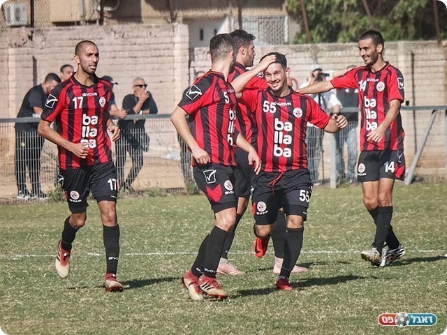 שחקני אשדוד חוגגים את השיוויון של ארבייטמן (אבישי אפטקר)