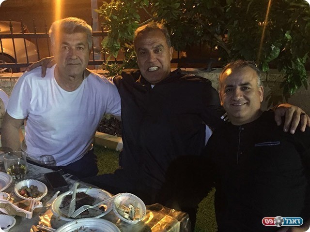 שלום לוי (במרכז)