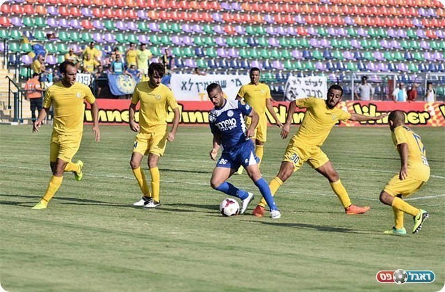 שמול מוקף בשחקני הרצליה (ארנון לוי)