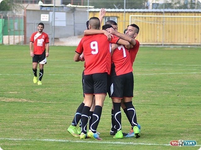 שחקני מגדל חוגגים עם לידור כהן (ארנון לוי)