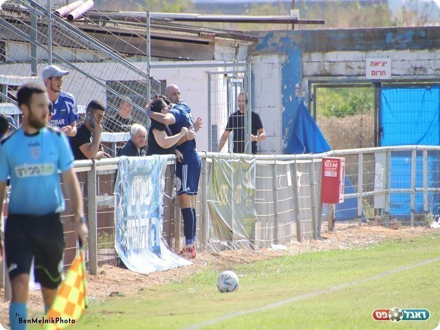 לחגוג כיבוש שער עם תשוקה גדולה. אריאל שמחיוף ברגע מאושר (בן מלניק)