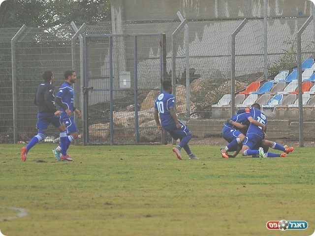 שחקני מגדל חוגגים עם מורד (ארנון לוי)