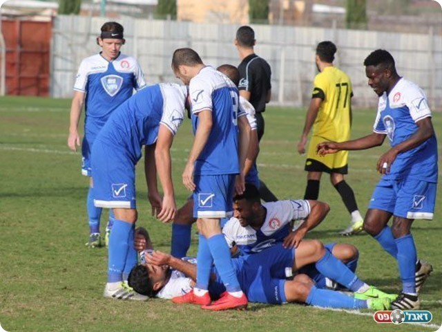 צ'יפ גדול שלו. חאג' יחיא חוגג עם חבריו (דאפר מחאמיד)
