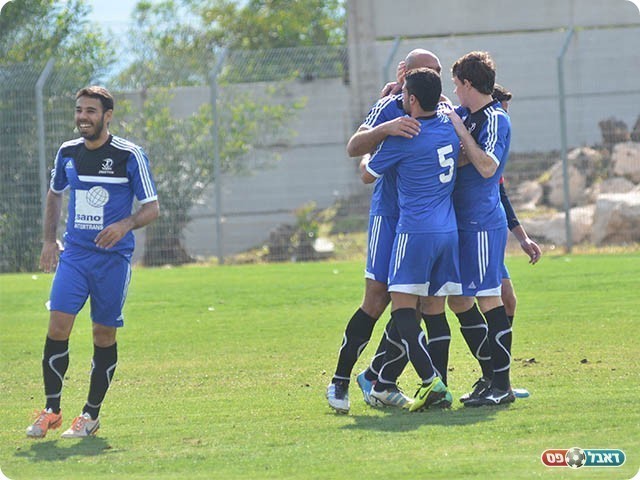 שננעץ ברשת, שחר חוגג עם החברים (צילום: קובי פורטל)