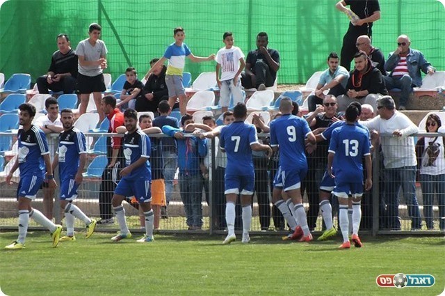 השחקנים חוגגים עם מלול (מחאסן נאסר, אתר מגדנא)