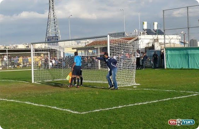 אחד מאנשי שעריים מתנפל על השופט. איך הוא הגיע לשם? (אלי שמואלי)